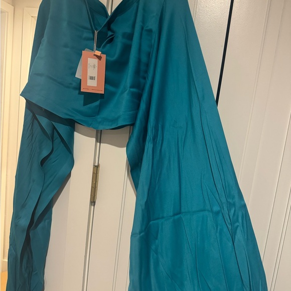Elegant Teal Top  with Cape Sleeves - Picture 2 of 4